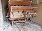 une vieille machine qui trône au milieu d'une pièce