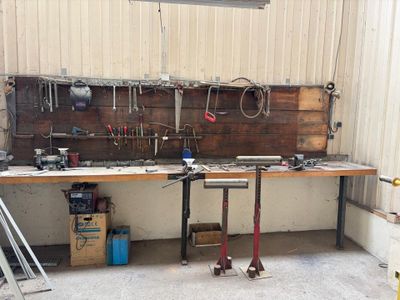 un établi dans un garage avec des outils dessus