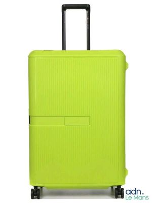 une image représentant une valise jaune munie d'une poignée et de roulettes