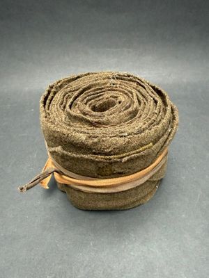 un rouleau de corde enroulé sur une table