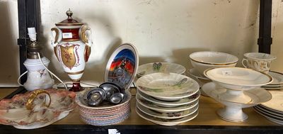 de nombreuses assiettes et bols posés sur une étagère dans une pièce