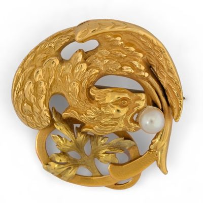Broche à décor de "Chimère" en or jaune 18 carats sertie d'u…