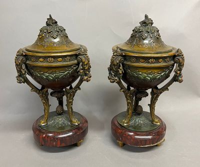 Paire de cassolettes en régule ornementées de couronnes de f…