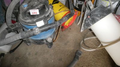 une photo d'une pièce où se trouvent un aspirateur et d'autres objets