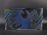 un gros plan sur une boîte de cartes à collectionner Pokémon posée sur une table