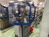une machine qui se trouve au milieu d'une usine