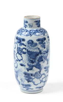 un vase bleu et blanc posé sur une surface blanche