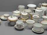 de nombreuses tasses et soucoupes posées sur une table