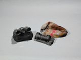 deux morceaux de plastique posés sur une surface blanche, dont l'un est cassé et l'autre est cassé