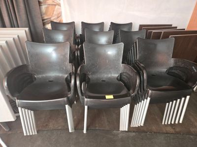plusieurs chaises alignées
