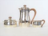 trois pièces de service à thé et à café en argent sur fond blanc