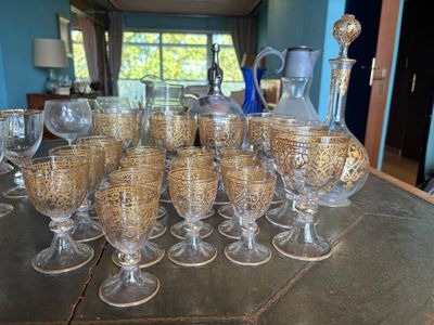 beaucoup de verres à vin sur la table dans la pièce