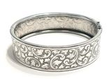 une image représentant un bracelet en argent orné d'un motif floral