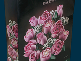 une boîte contenant un bouquet de roses roses