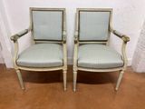 paire de fauteuils de style louis xvi