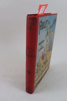 un livre rouge à la couverture rouge posé sur une surface blanche