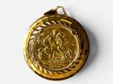 une image représentant une médaille d'or sur laquelle figure un homme à cheval