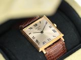 une montre qui se trouve dans une boîte sur une table
