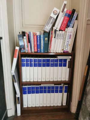 une étagère avec beaucoup de livres sur le dessus