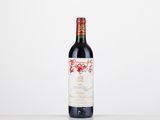 une bouteille de vin rouge posée sur une table