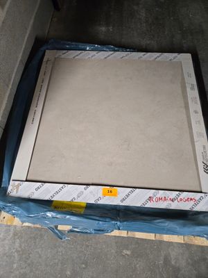 une boîte de pizza posée sur une palette au sol