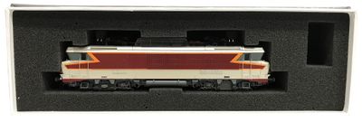 un petit train qui se trouve dans une boîte posée sur la table