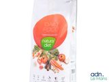 Le sac de croquettes pour chien est rempli de légumes frais.