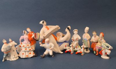 de nombreuses figurines de personnes qui se tiennent ensemble