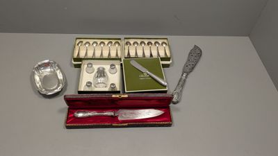 une boîte d'argenterie et un couteau posés sur une table