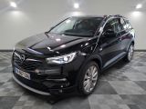 le 4x4 noir est garé sur le sol en damier d'un garage