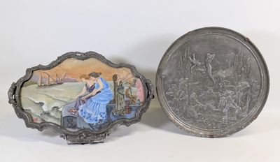 une assiette en argent sur laquelle est représentée une femme assise sur un banc, à côté d'une assiette en argent sur laquelle est représentée une femme assise sur un banc
