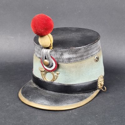 un petit bonnet surmonté d'un pompon rouge
