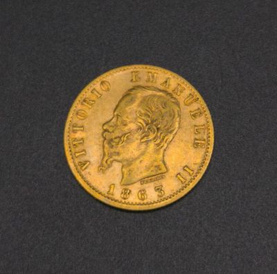 a close up of a gold coin with a man ' s face on it