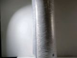 un vase emballé dans du plastique, posé sur une table