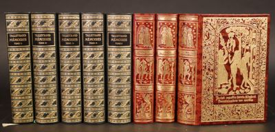 trois vieux livres sont alignés sur une table