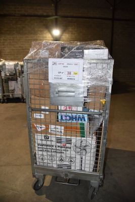 un chariot contenant de nombreux cartons dans un entrepôt