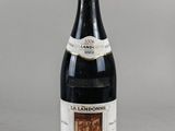 gros plan d'une bouteille de vin sur une table