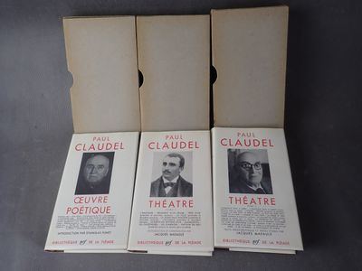 trois livres illustrés représentant des personnes, posés sur une table