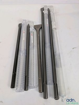 quatre stylos et une règle posés sur une table