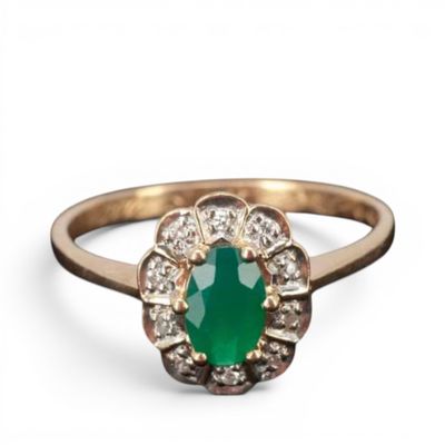une bague en émeraude et diamant