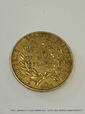 une image d'une pièce d'or sur une surface blanche