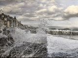 une grande vague qui s'écrase sur le rivage de l'océan