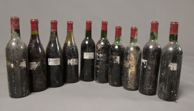 six bouteilles de vin sont alignées sur une table