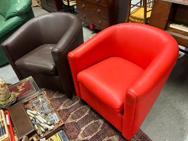 Paire de fauteuils gondoles modernes rouge et marron 