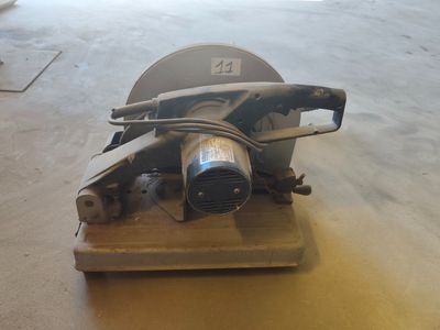 une machine posée sur une table