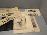 beaucoup de livres posés sur une table, avec un stylo rouge