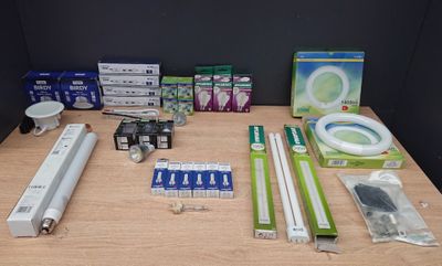 un grand nombre d'objets posés sur une table