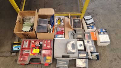 tout un tas d'objets divers éparpillés par terre