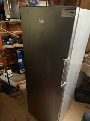 A l'étage : - 1 réfrigérateur domestique, de marque BEKO