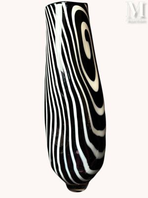 un vase noir et blanc orné d'un motif noir et blanc